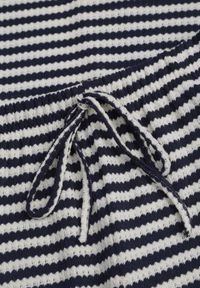 Renee - Beżowo-Granatowy Komplet Oversize Stylizowany na Dziergany T-shirt i Luźne Spodnie w Paski Relorin. Kolor: beżowy. Materiał: dziergany. Wzór: paski #3