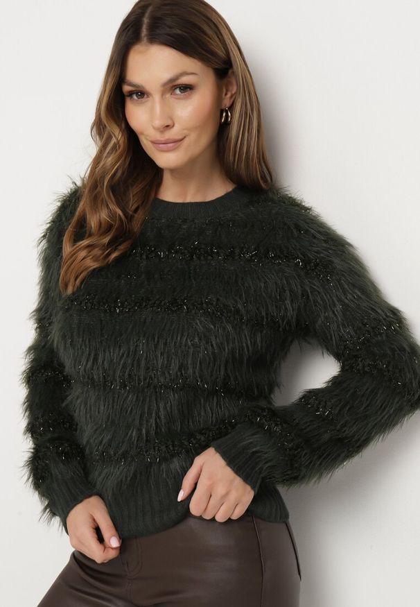 Born2be - Ciemnozielony Puchaty Sweter z Wełną i Ściągaczami Exenevia. Okazja: na co dzień. Kolor: zielony. Materiał: wełna. Styl: casual