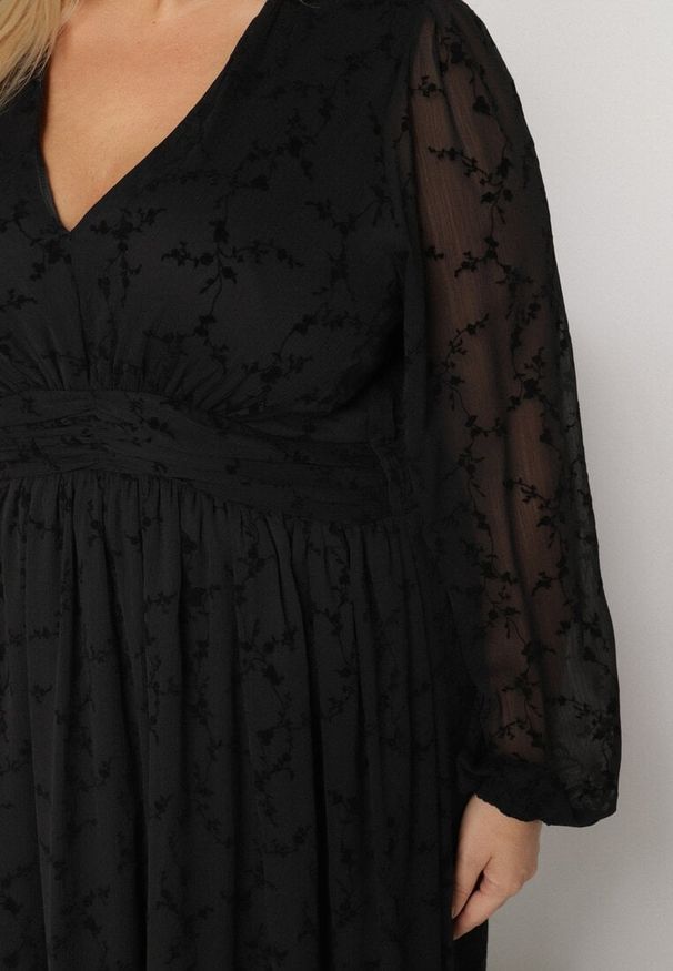 Born2be - Czarna Siateczkowa Sukienka o Rozkloszowanym Kroju z Motywem Roślinnym Fezora. Okazja: na co dzień. Kolekcja: plus size. Kolor: czarny. Materiał: poliester. Typ sukienki: rozkloszowane, proste, dla puszystych. Styl: casual, klasyczny