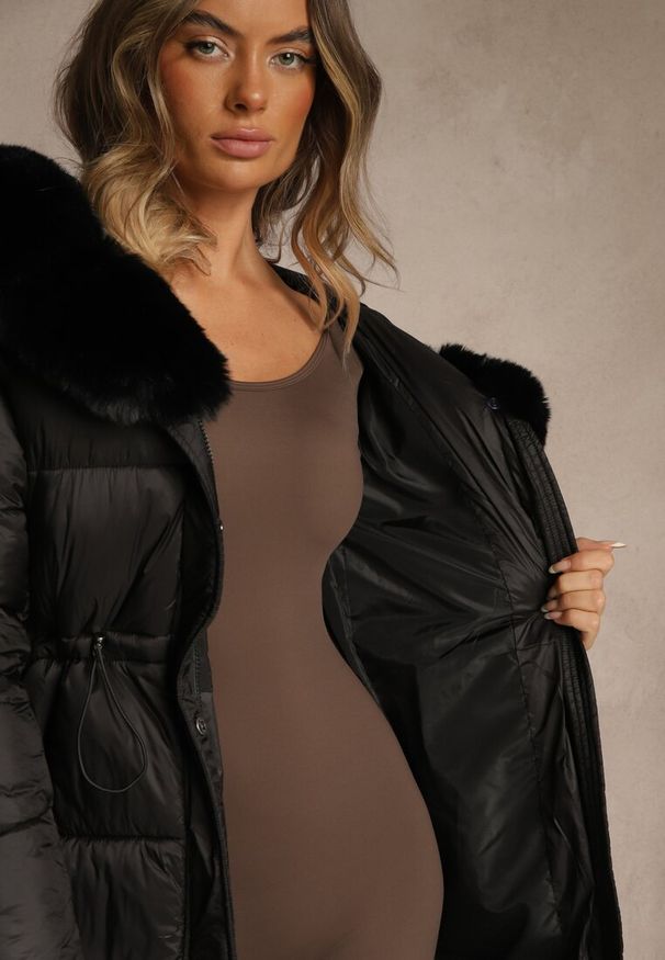 Renee - Czarna Puchowa Kurtka Pikowana o Długim Kroju z Kapturem z Futerkiem Bavea. Okazja: na spacer, na co dzień. Typ kołnierza: kaptur. Kolor: czarny. Materiał: futro, puch. Długość: długie. Styl: casual