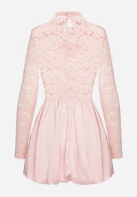 Born2be - Różowa Rozkloszowana Sukienka o Kroju Bombki z Koronką i Wycięciem Desarilla. Okazja: na co dzień. Typ kołnierza: kołnierzyk stójkowy. Kolor: różowy. Materiał: koronka. Długość rękawa: długi rękaw. Wzór: koronka. Typ sukienki: bombki. Styl: casual #3