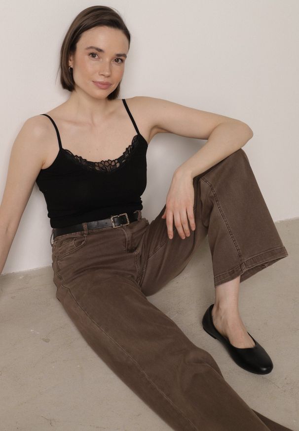 Born2be - Czarny Bawełniany Top na Ramiączkach z Ozdobną Koronką przy Dekolcie Berlisa. Kolor: czarny. Materiał: bawełna, koronka. Długość rękawa: na ramiączkach. Wzór: koronka