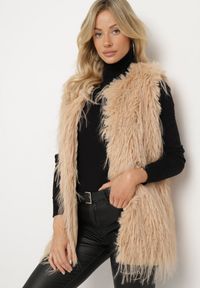 Born2be - Beżowa Kamizelka Futrzana ze Wsuwanymi Kieszeniami Venzira. Okazja: na co dzień. Kolor: beżowy. Materiał: futro. Wzór: aplikacja. Styl: casual, elegancki #1