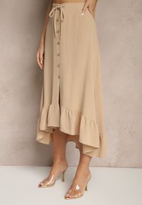 Renee - Beżowa Spódnica z Przedłużonym Tyłem Zdobiona Falbanami i Guzikami Maleira. Okazja: na co dzień. Kolor: beżowy. Wzór: aplikacja. Styl: casual, boho, elegancki