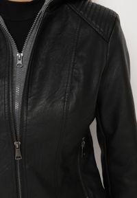 Born2be - Czarna Kurtka Ramoneska o Taliowanym Kroju z Odpinanym Kapturem Imitującym Bluzę Ivalani. Okazja: na co dzień. Kolor: czarny. Materiał: jeans. Styl: casual, sportowy, klasyczny #7