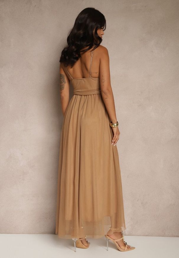 Renee - Ciemnobeżowa Sukienka Koktajlowa Ozdobiona Tiulowym Materiałem Deviora. Okazja: na randkę, na imprezę, na co dzień. Kolor: beżowy. Materiał: tiul, materiał. Długość rękawa: na ramiączkach. Wzór: aplikacja. Styl: wizytowy