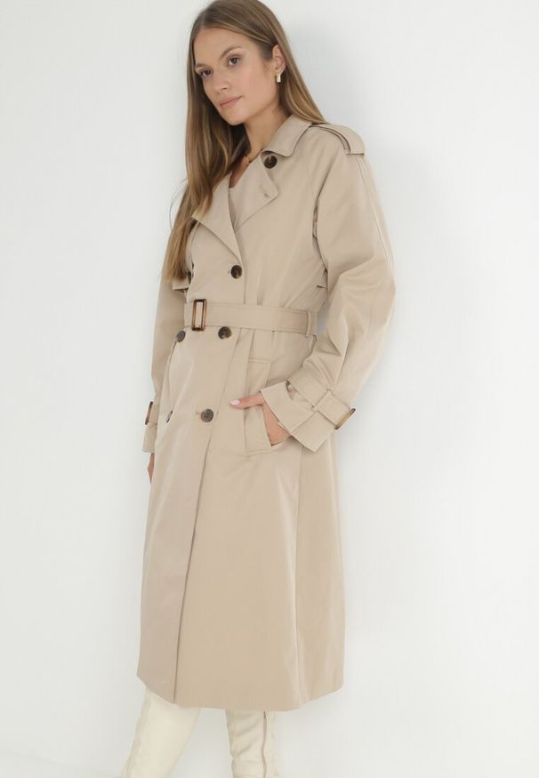 Born2be - Beżowy Płaszcz Trencz Dwurzędowy z Paskiem Cloimia. Okazja: na co dzień. Kolor: beżowy. Materiał: dzianina. Długość rękawa: długi rękaw. Długość: do kolan. Styl: wizytowy, casual, klasyczny, elegancki