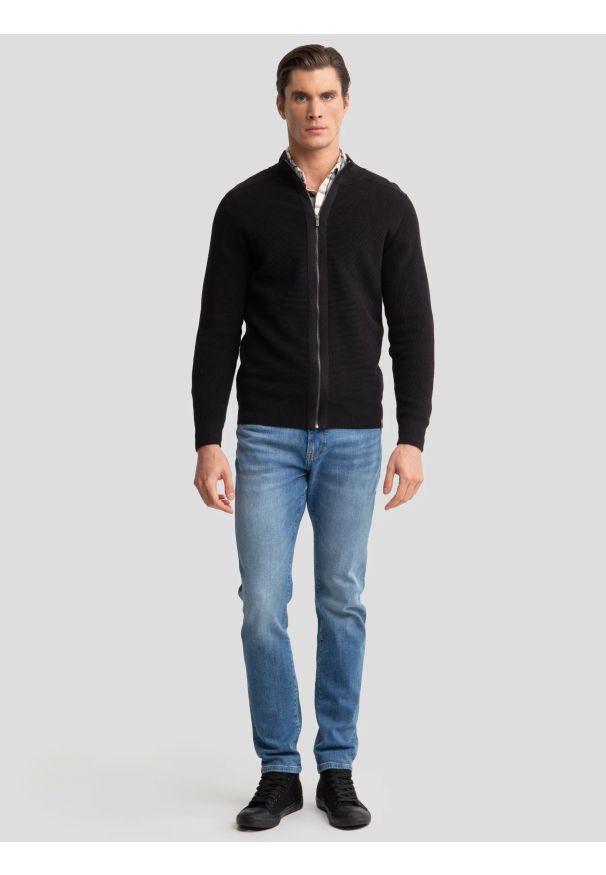 Big-Star - Sweter męski rozpinany ze stójką czarny Tonys 906. Okazja: na spacer. Typ kołnierza: kołnierzyk stójkowy. Kolor: czarny. Materiał: bawełna, jeans, prążkowany. Wzór: ze splotem. Styl: klasyczny