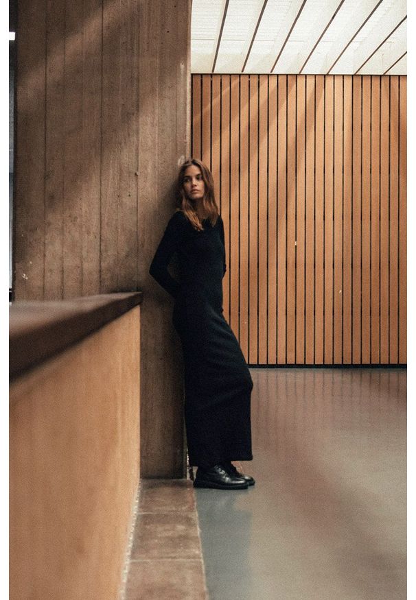 MUUV. - Sukienka Pure Backless. Kolor: czarny. Materiał: dzianina. Długość rękawa: długi rękaw. Typ sukienki: dopasowane