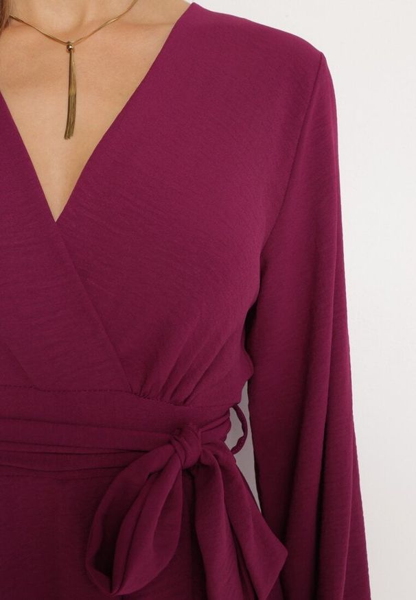 Born2be - Fioletowa Kopertowa Sukienka Kombinezon Mini z Falbanką Bomina. Typ kołnierza: kołnierz z falbankami. Kolor: fioletowy. Materiał: materiał. Typ sukienki: kopertowe. Długość: mini