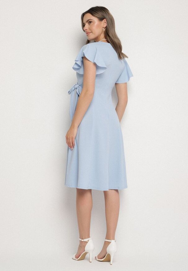 Born2be - Jasnoniebieska Rozkloszowana Sukienka Kopertowa z Wiązaniem w Talii Dannila. Kolor: niebieski. Wzór: aplikacja. Typ sukienki: kopertowe