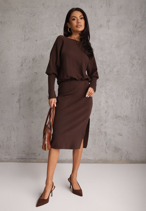 Renee - Brązowa Nietoperzowa Sukienka z Dzianiny z Wiskozą z Dekoltem w Łódkę Yuzoma. Typ kołnierza: dekolt w łódkę. Kolor: brązowy. Materiał: dzianina, wiskoza. Typ sukienki: oversize
