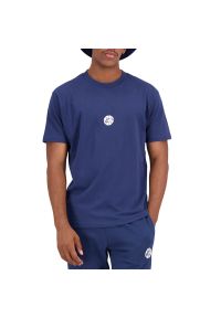 Koszulka New Balance MT23582NNY - granatowa. Kolor: niebieski. Materiał: materiał, bawełna. Długość rękawa: krótki rękaw. Długość: krótkie