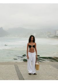 Reserved - Jeansy straight z dodatkiem lyocellu - biały. Kolor: biały #1