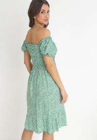 Born2be - Zielona Bawełniana Sukienka Hiszpanka w Kwiatki Rutani. Okazja: na imprezę. Typ kołnierza: dekolt hiszpanka. Kolor: zielony. Materiał: bawełna. Wzór: kwiaty. Sezon: lato. Styl: elegancki #2