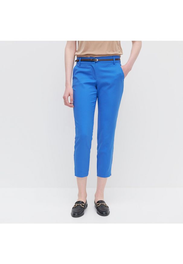 Reserved - Spodnie z paskiem - Niebieski. Kolor: niebieski