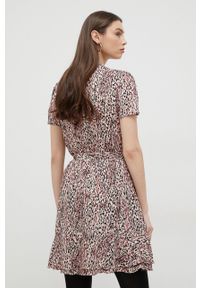 Guess sukienka kolor różowy mini rozkloszowana. Kolor: różowy. Materiał: materiał. Długość rękawa: krótki rękaw. Typ sukienki: asymetryczne, rozkloszowane. Długość: mini #2