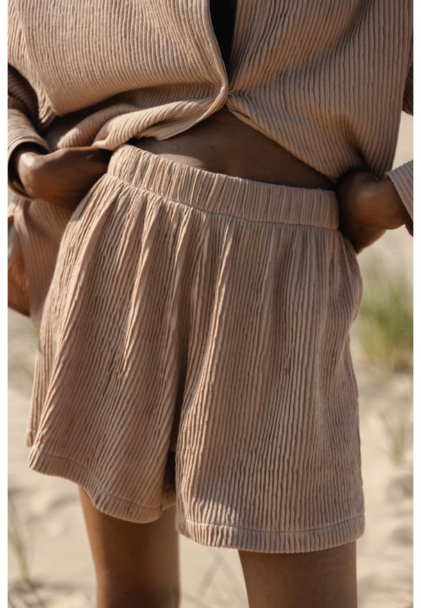 Marsala - Szorty z plisowanej BAWEŁNY w kolorze BEIGE SAND -SHELLY-L. Stan: podwyższony. Kolor: beżowy. Materiał: bawełna. Wzór: gładki. Sezon: lato
