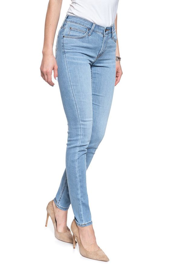 Lee - SPODNIE DAMSKIE LEE SCARLETT LIGHT TAOS L526EMJE 112111604. Stan: podwyższony. Długość: krótkie. Wzór: aplikacja, ze splotem. Sezon: lato. Styl: klasyczny, sportowy