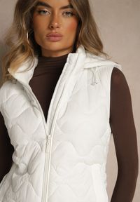 Renee - Biała Kamizelka z Odpinanym Kapturem i Pikowanym Wzorem Tiozarе. Okazja: na co dzień. Kolor: biały. Materiał: jeans. Sezon: jesień. Styl: casual