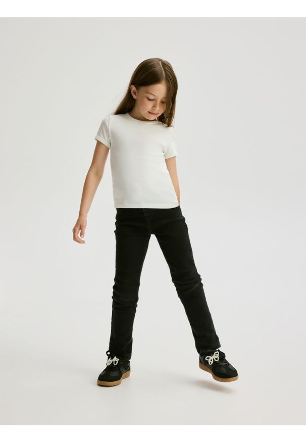 Reserved - Jeansy slim fit z guzikiem w serce - szary. Kolor: szary