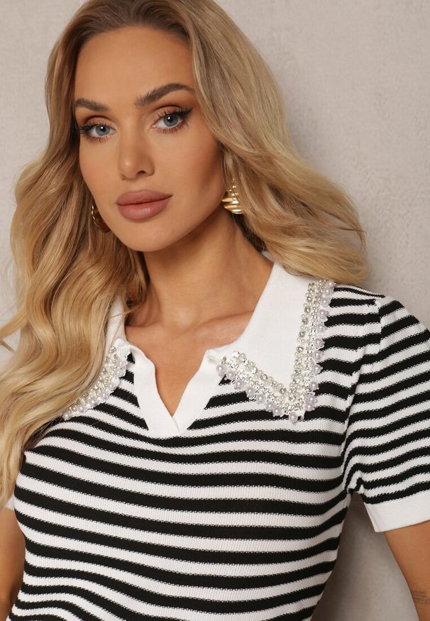 Renee - Biało-Czarna Wiskozowa Bluzka w Paski ze Zdobieniami na Kołnierzyku Veniala. Okazja: na spotkanie biznesowe. Kolor: biały. Materiał: wiskoza. Długość rękawa: krótki rękaw. Długość: krótkie. Wzór: aplikacja, paski. Styl: biznesowy, retro, elegancki