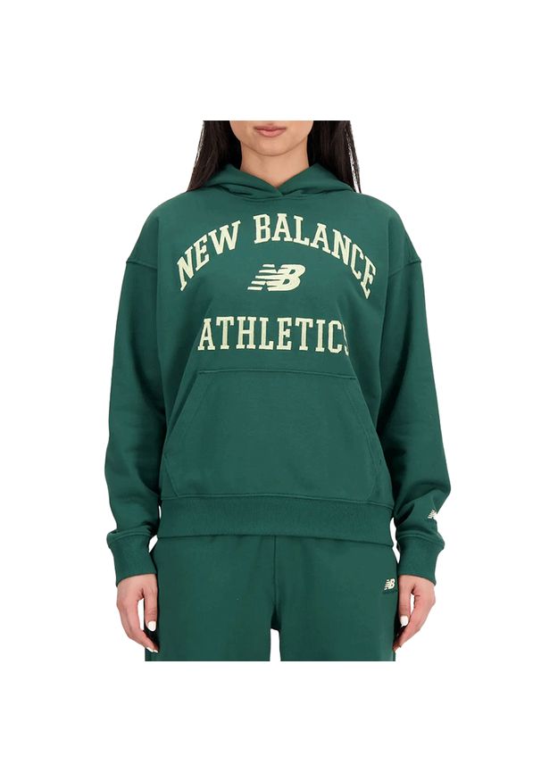 Bluza New Balance WT33550NWG - zielona. Okazja: na co dzień. Typ kołnierza: kaptur. Kolor: zielony. Materiał: materiał, bawełna, prążkowany. Wzór: napisy. Styl: casual, klasyczny