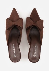 Born2be - Brązowe Klapki na Szpilce Typu Mule Ozdobione Kokardką Lorailea. Nosek buta: otwarty. Kolor: brązowy. Materiał: skóra, zamsz. Wzór: aplikacja. Sezon: lato. Obcas: na szpilce. Wysokość obcasa: średni #7