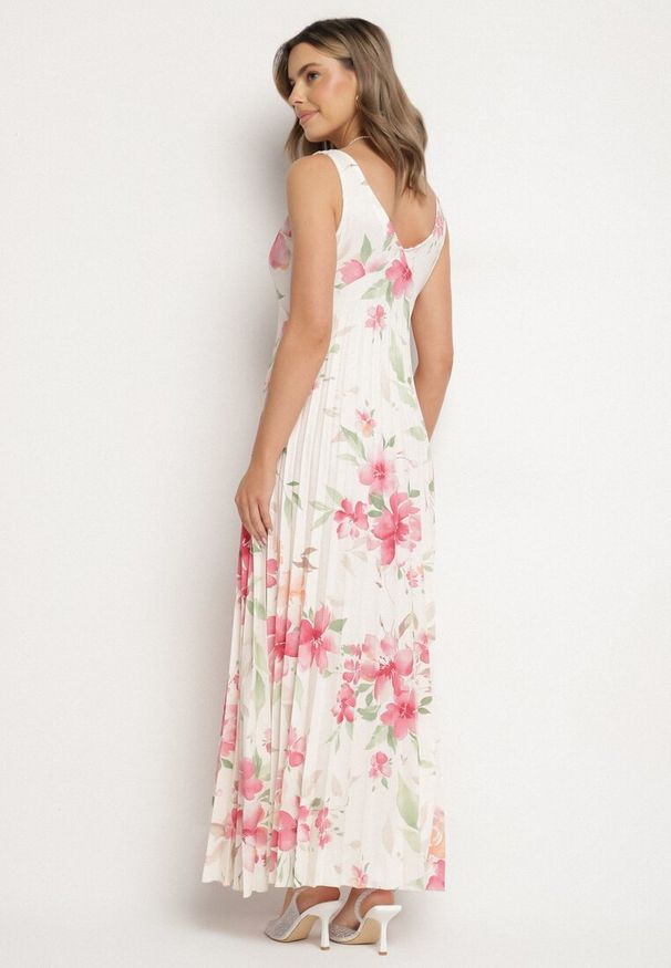 Born2be - Beżowa Sukienka o Rozkloszowanym Kroju z Plisami i Dekoltem w Serek Nitolina. Okazja: na spacer, na co dzień. Typ kołnierza: dekolt w serek. Kolor: beżowy. Materiał: jeans. Długość rękawa: na ramiączkach. Typ sukienki: rozkloszowane. Styl: casual