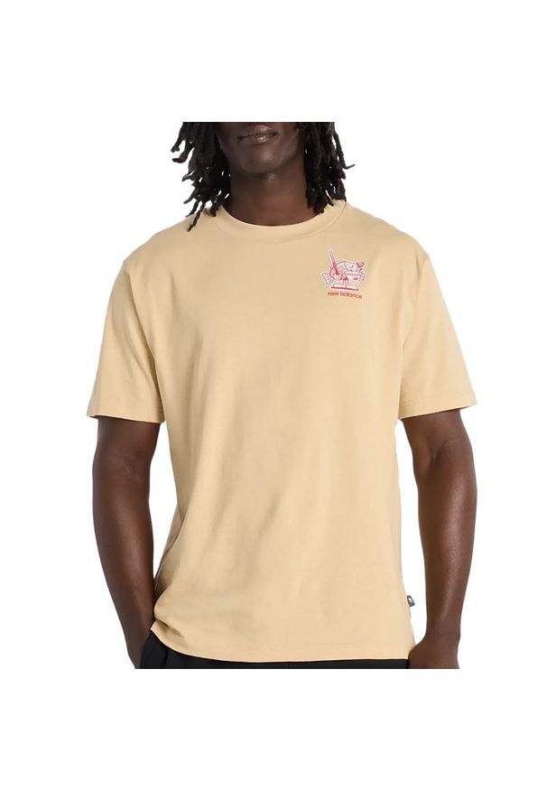 Koszulka męska New Balance MT61H51DABC - żółta. Kolor: żółty. Materiał: bawełna. Długość rękawa: krótki rękaw. Długość: krótkie. Wzór: kolorowy