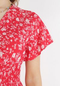 Born2be - Czerwona Kwiecista Sukienka Mini z Wiskozy z Marszczoną Gumką w Pasie Catela. Kolor: czerwony. Materiał: wiskoza. Długość rękawa: krótki rękaw. Wzór: kwiaty. Sezon: wiosna, lato. Typ sukienki: rozkloszowane, kopertowe. Długość: mini #4