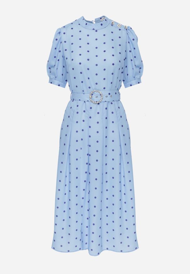 Renee - Niebieska Rozkloszowana Sukienka Midi z Gumką w Pasie i Ozdobnym Paskiem z Klamrą Abennita. Okazja: na co dzień. Typ kołnierza: kołnierzyk stójkowy. Kolor: niebieski. Materiał: poliester. Wzór: grochy. Typ sukienki: proste. Styl: casual, retro, elegancki. Długość: midi