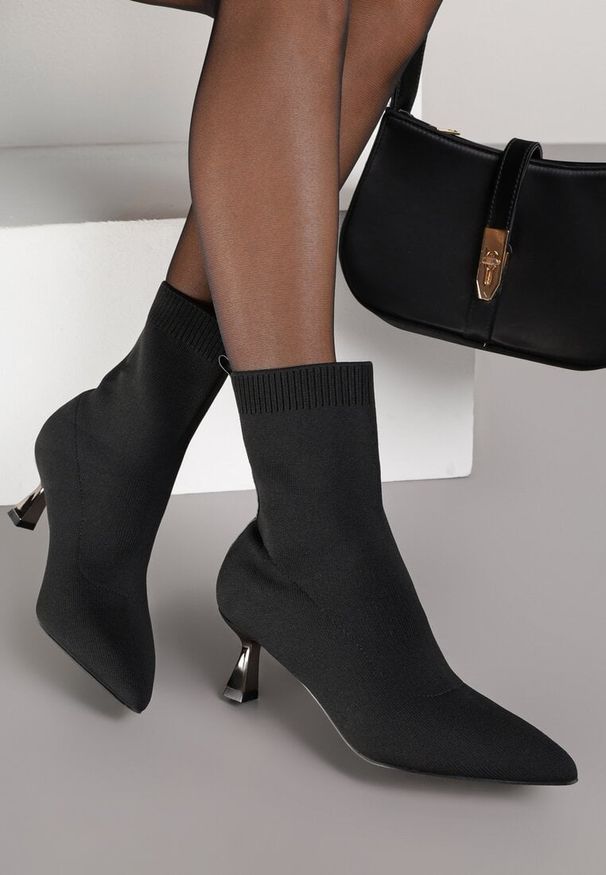 Renee - Czarne Botki Vices na Metalicznej Kaczuszce z Elastyczną Cholewką Vamile. Okazja: na co dzień. Kolor: czarny. Szerokość cholewki: normalna. Obcas: na szpilce. Styl: elegancki, casual, wizytowy. Wysokość obcasa: średni