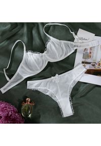 Intica - Komplet bielizny z falbanką biustonosz i majtki elegancki zestaw Christa. Kolor: biały. Materiał: materiał