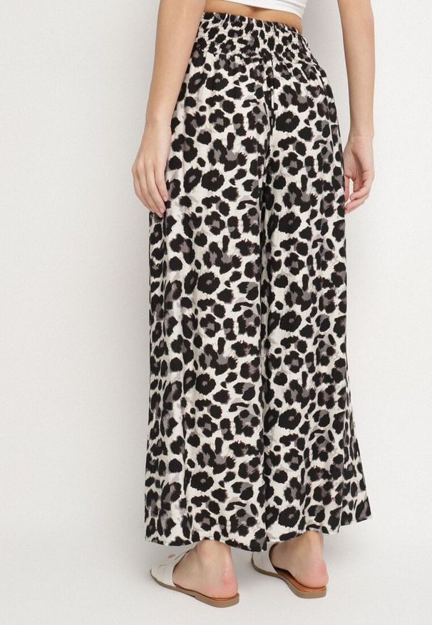 Born2be - Czarno-Białe Wiskozowe Spodnie Szerokie z Wysokim Stanem z Panterką Elliree. Okazja: do pracy. Stan: podwyższony. Kolor: czarny. Materiał: wiskoza. Wzór: motyw zwierzęcy. Styl: klasyczny