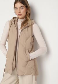 Born2be - Beżowa Casualowa Kamizelka z Kapturem i Pikowanymi Przeszyciami Caletta. Okazja: na co dzień. Typ kołnierza: kaptur. Kolor: beżowy. Materiał: jeans. Styl: casual #1