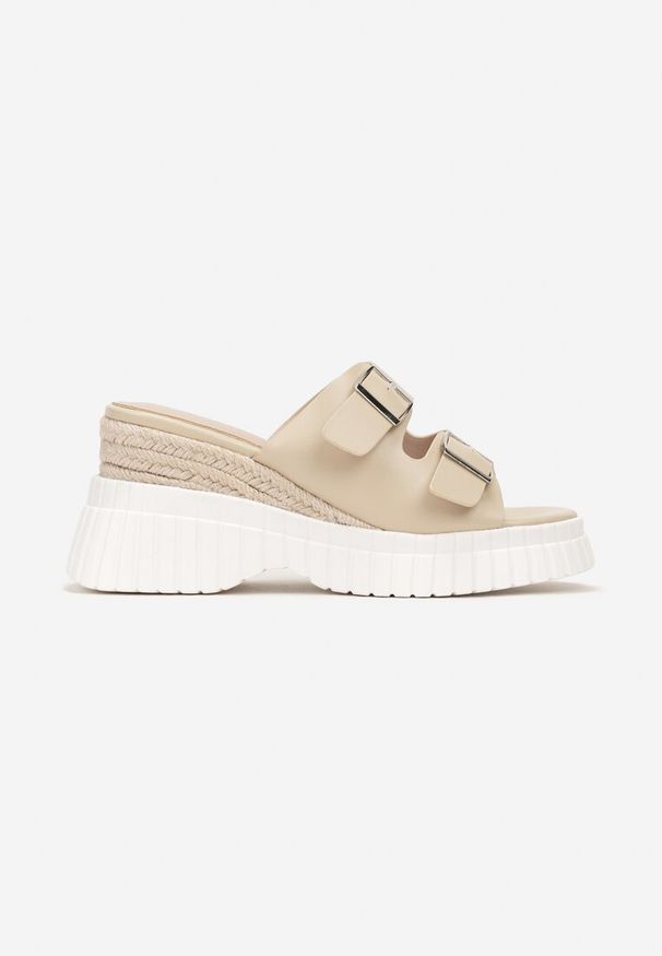 Born2be - Beżowe Klapki na Koturnie Wsuwane z Klamrami przy Paseczkach Vezlira. Kolor: beżowy. Sezon: lato. Obcas: na koturnie. Styl: boho, elegancki