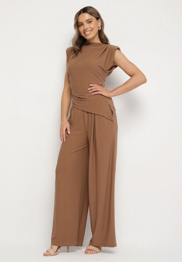 Born2be - Brązowy Komplet Bluzka z Zaznaczonymi Ramionami i Spodnie Szerokie na Gumce Divaires. Kolor: brązowy