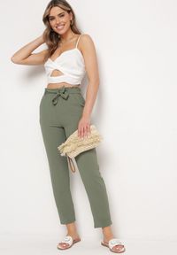 Born2be - Zielone Spodnie z Wiązaniem w Stylu Paperbag Castaria. Kolor: zielony. Materiał: tkanina. Sezon: lato