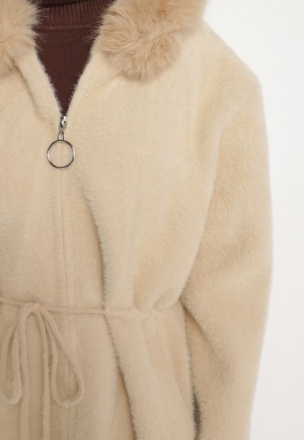 Born2be - Beżowy Płaszcz o Długim Kroju z Futrem i Ściągaczem w Talii Delirith. Okazja: na co dzień. Typ kołnierza: kaptur. Kolor: beżowy. Materiał: futro. Długość: długie. Styl: casual, elegancki