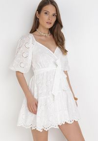 Born2be - Biała Sukienka Daphlenia. Okazja: na co dzień. Kolor: biały. Materiał: bawełna. Wzór: aplikacja. Styl: casual, klasyczny