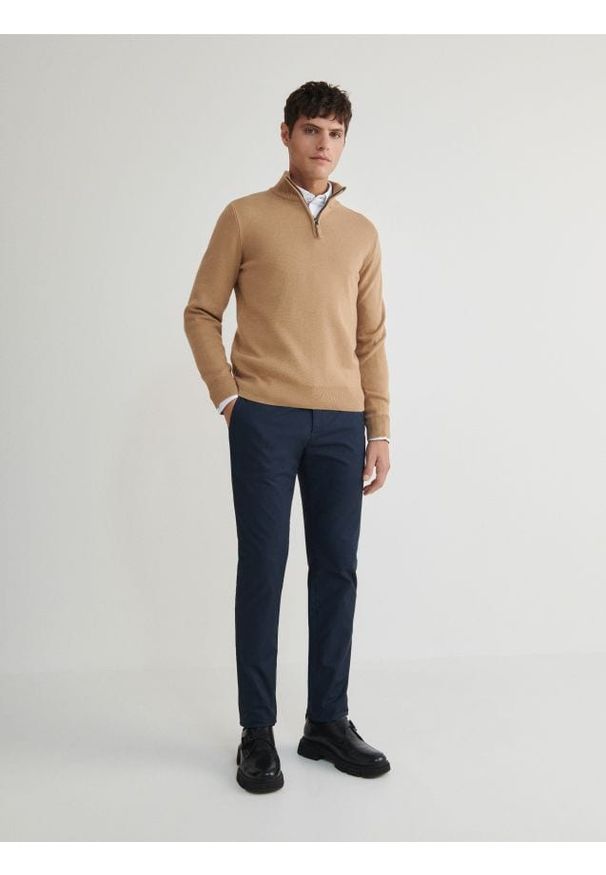 Reserved - Spodnie chino slim fit - granatowy. Kolor: niebieski. Materiał: bawełna, tkanina