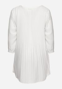 Born2be - Biała Rozkloszowana Sukienka Mini z Plisowaniem Telesi. Kolekcja: plus size. Kolor: biały. Długość rękawa: długi rękaw. Typ sukienki: dla puszystych. Długość: mini #2