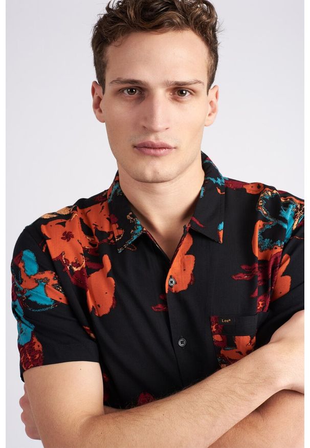 Lee - LEE SEASONAL SS SHIRT MĘSKA KOSZULA NA CO DZIEŃ BLACK L66DOC01 112116355. Okazja: na co dzień. Styl: casual