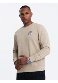 Ombre Clothing - Nierozpinana dresowa bluza męska z naszywką w stylu college – piaskowa V3. Okazja: na uczelnię, na co dzień. Materiał: dresówka. Wzór: aplikacja. Styl: sportowy, casual, elegancki #2