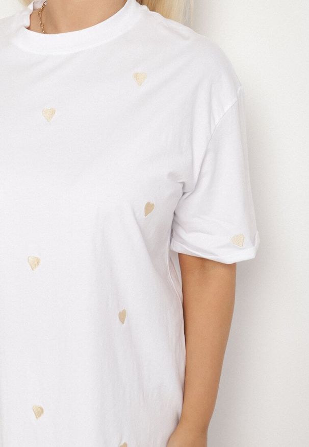 Born2be - Biało-Beżowy Bawełniany T-shirt Zdobiony Haftem w Kształcie Serc Naloree. Okazja: na co dzień. Kolekcja: plus size. Kolor: biały. Materiał: bawełna. Wzór: aplikacja, haft. Styl: elegancki, casual, klasyczny