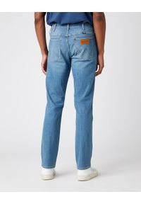 Wrangler - WRANGLER GREENSBORO MĘSKIE SPODNIE JEANSOWE DUSTY DEVIL W15QC4665