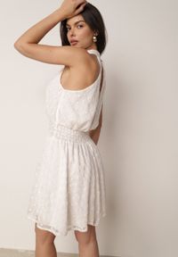 Born2be - Biała Rozkloszowana Sukienka Kopertowa Bez Rękawów Zdobiona Haftem Oretia. Okazja: na randkę, na imprezę. Typ kołnierza: dekolt kopertowy. Kolor: biały. Materiał: poliester. Długość rękawa: bez rękawów. Wzór: aplikacja, haft. Typ sukienki: kopertowe. Styl: elegancki #3