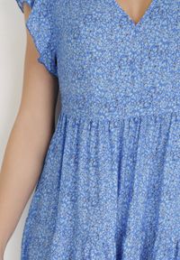 Born2be - Niebieska Sukienka Diomanassa. Typ kołnierza: dekolt w serek. Kolor: niebieski. Materiał: tkanina. Wzór: kwiaty, nadruk. Sezon: wiosna, lato. Długość: mini #5