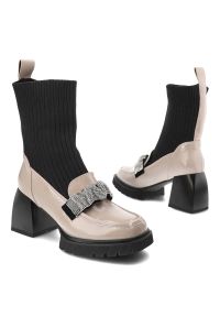 Beżowe Skarpetkowe Botki S.Barski Damskie Modne Obuwie. Okazja: na co dzień. Nosek buta: czworokąt. Zapięcie: klamry. Kolor: beżowy. Szerokość cholewki: normalna. Materiał: skóra ekologiczna, lakier, jeans. Obcas: na obcasie. Styl: casual, elegancki. Wysokość obcasa: średni #7